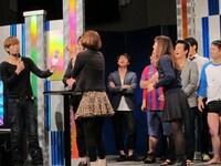 スパイクはミュージカル風に意気込みをアピールしようとするも時間切れとなり、品庄に詰め寄った。