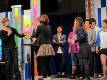 スパイクはミュージカル風に意気込みをアピールしようとするも時間切れとなり、品庄に詰め寄った。