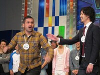 デニスは自己紹介ネタをするも「笑いの量」という理由で退場。