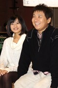 小島瑠璃子と渡辺徹（左から）。小島は渡辺から「MCの中で一番しっかりしている。おんぶにだっこ」、岡田からも「お姉さん的存在」と頼りにされていた。