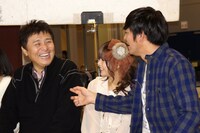 軽妙な掛け合いを見せた渡辺徹（左）とますだおかだ岡田（右）。中央は新垣里沙（モーニング娘。）。