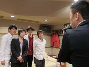 西田プロデューサーの撮影では「ギューッともっと塊になって。そんなん欲しいねん」とリクエスト。「僕らこまぎれやないんやから」とツッコミが。