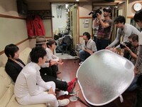 アザージャケットの撮影は、2組がよく知る河村カメラマンが担当だったため、楽しそうな雰囲気で撮影。