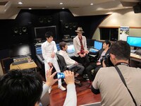 終始トークをしている4人。ノンスタが「THE MANZAI」でのキンコンの様子をいじる場面も。