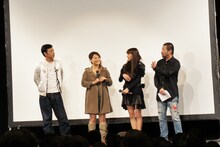 「写術＆映画『オムライス』全国ツアー」上演後の舞台挨拶に登壇した（左から）板尾創路、友近、西方凌、木村祐一。