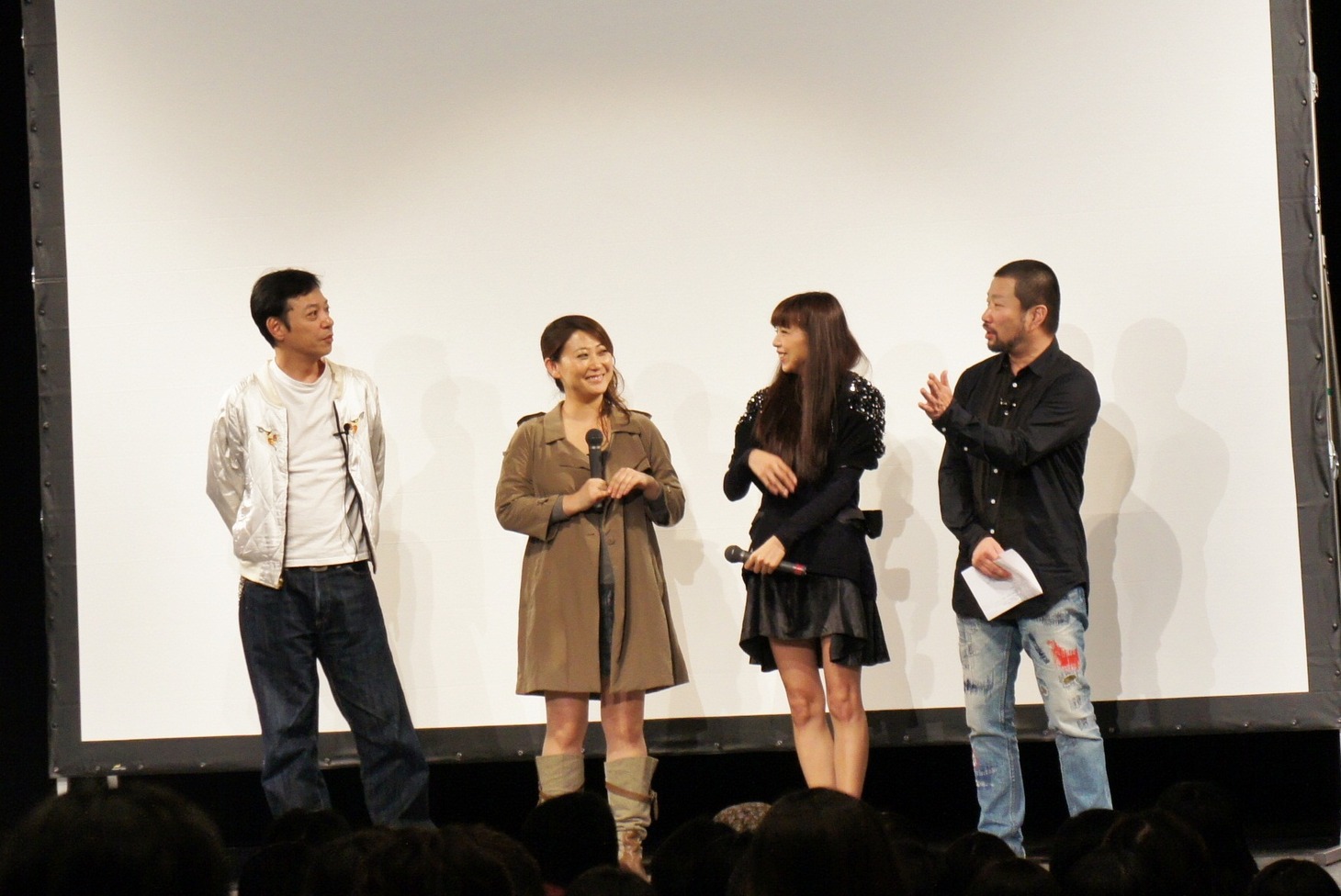 「写術＆映画『オムライス』全国ツアー」上演後の舞台挨拶に登壇した（左から）板尾創路、友近、西方凌、木村祐一。