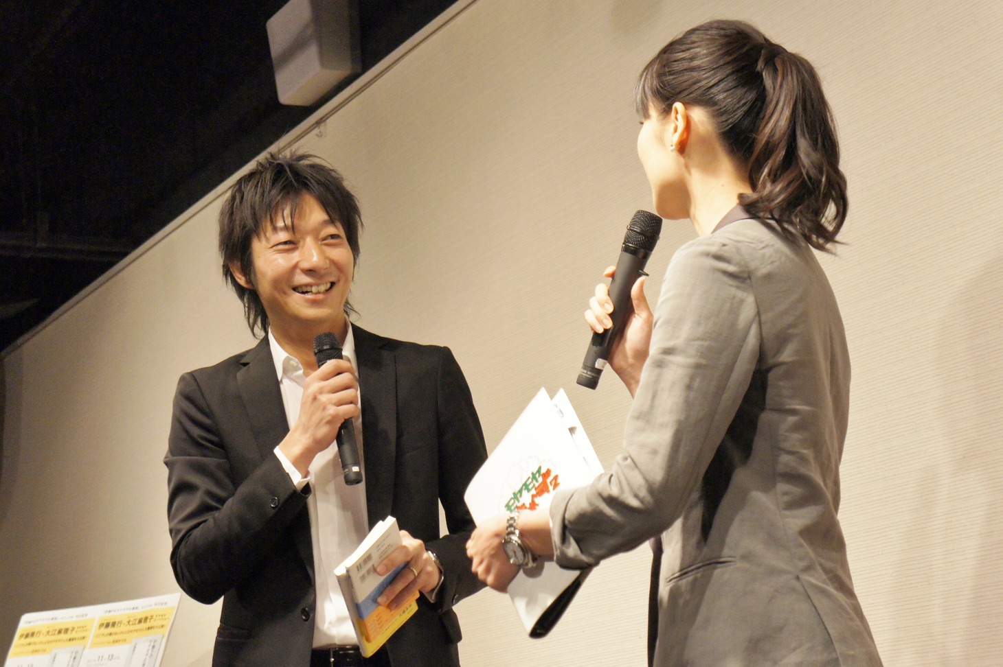 青山ブックセンター本店にて「モヤモヤとーくショー」を繰り広げた、テレビ東京・伊藤隆行プロデューサーと大江麻理子アナウンサー（左から）。