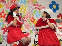 若い女子大生たちに向けて2人は「27才過ぎたら目くそがいっぱい出る。たるみ、鼻くそ、鼻毛の時期もくる」とアドバイス。