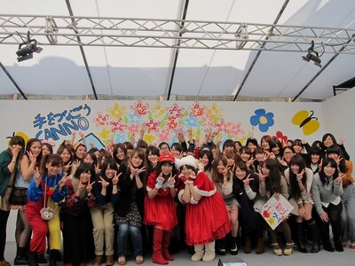 産業能率大学自由が丘キャンパス学園祭「産能祭」特設ステージにて行われたトークショーに出演した森三中・黒沢と椿鬼奴。