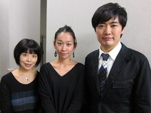 「共感百景」のMC劇団ひとり、最優秀作品を作った西加奈子、特別顧問の俵万智。（右から）。