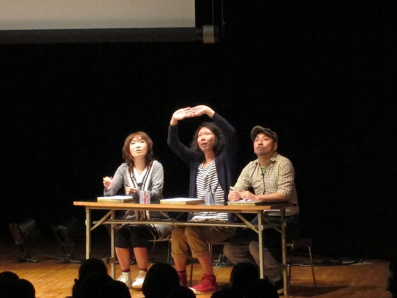 第1局に登場した清水、やしろ、RG。清水は会場の壁を見て、「カントリーマアムみたい」と言うと、会場からはこの日最初の共感笑いが飛び出した。