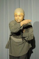 ジャッキー・チェンの映画にヒントを得たというギャグ「お前らに食わせるタンメンはねぇ！」を披露する次長課長・河本。