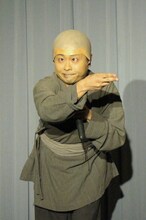 ジャッキー・チェンの映画にヒントを得たというギャグ「お前らに食わせるタンメンはねぇ！」を披露する次長課長・河本。