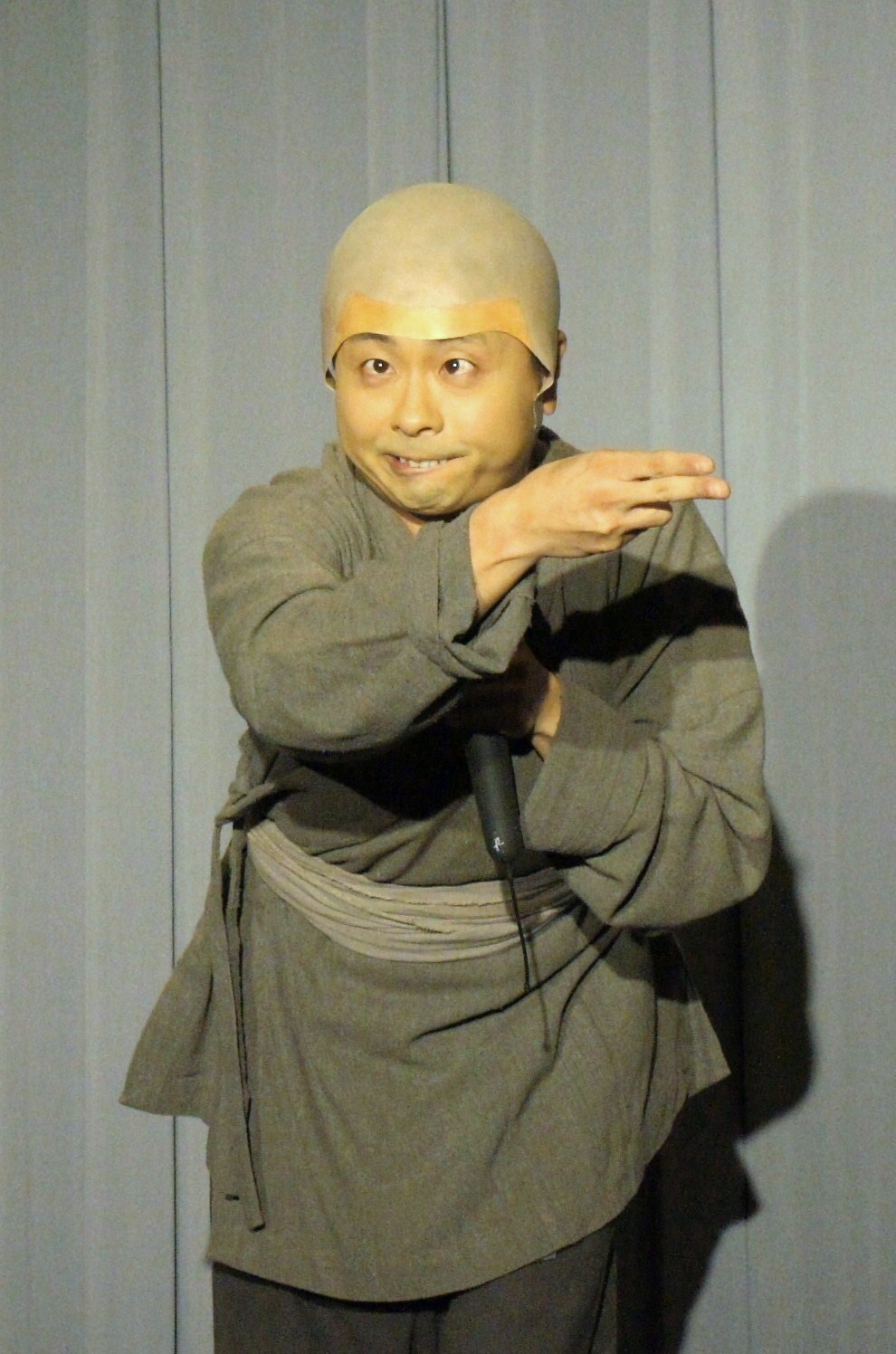 ジャッキー・チェンの映画にヒントを得たというギャグ「お前らに食わせるタンメンはねぇ！」を披露する次長課長・河本。