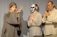 ジャッキー・チェン本人の前で、ジャッキー映画の“細かすぎる”モノマネを披露してウケた、と語る井上（左端）。