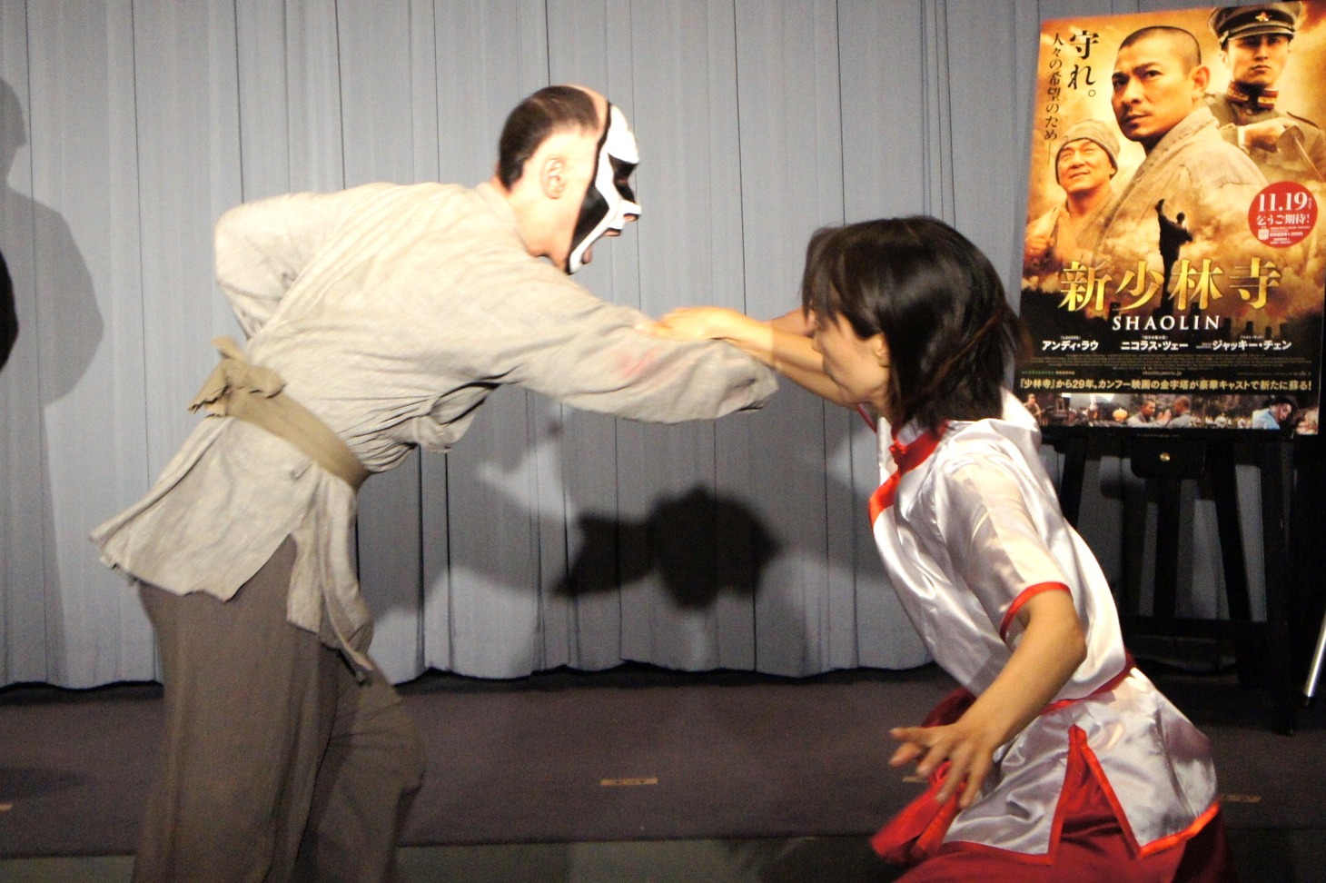中国武術の達人と対戦して、あっさり退けられる鉄拳（左）。