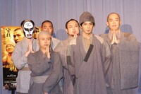映画「新少林寺/SHAOLIN」の宣伝応援隊結成式イベントに登場した次長課長（前列）と、鉄拳、レギュラー松本、アホマイルド（後列左から）。