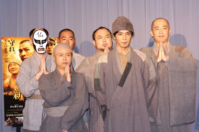 映画「新少林寺/SHAOLIN」の宣伝応援隊結成式イベントに登場した次長課長（前列）と、鉄拳、レギュラー松本、アホマイルド（後列左から）。