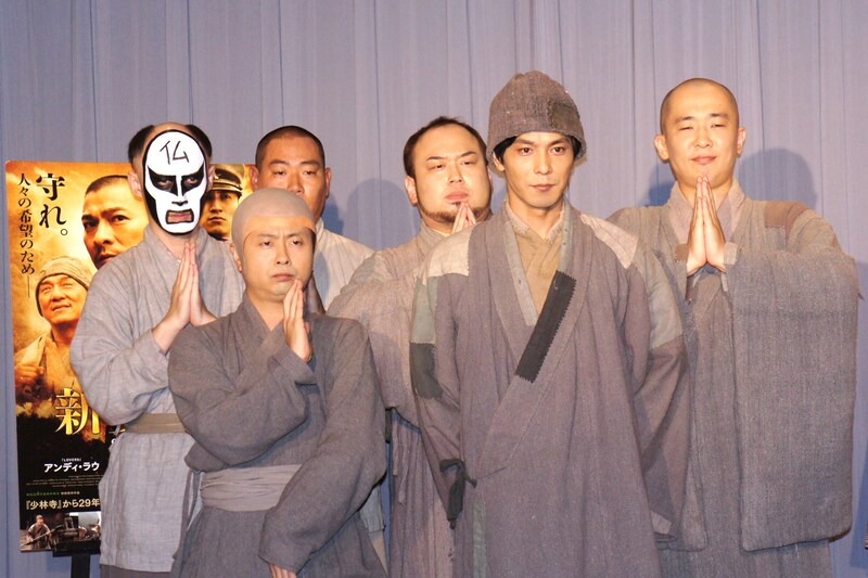 映画「新少林寺/SHAOLIN」の宣伝応援隊結成式イベントに登場した次長課長（前列）と、鉄拳、レギュラー松本、アホマイルド（後列左から）。