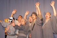 カメラに向けてハイテンションで手を振る芸人たち。