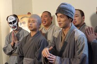 イベント後の取材会の様子。井上（手前右）はジャッキーの楽曲「東京サタデーナイト」を完コピで歌い上げた。