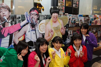 HMVラゾーナ川崎で開催中の「ゴッドタン」パネル展に突如出没したももいろクローバーZ。