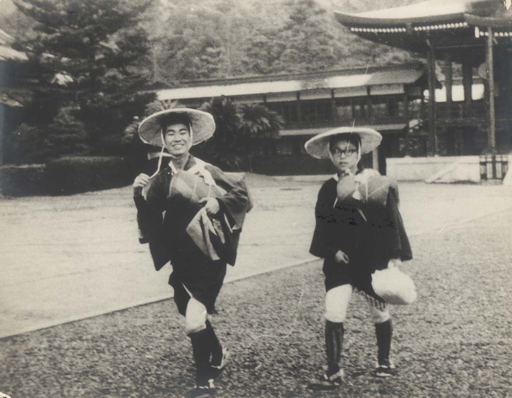 三輝の師匠である桂三枝が45年前に伊勢参り徒歩の旅をしたときの様子。(c)吉本興業