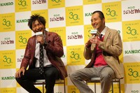 真栄田（左）の声について「出会ったときには既に完成されていた」と振り返る内間（右）。