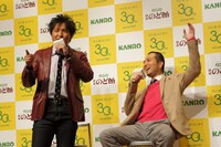 「犬とすぐ仲良くなれる。周波数が合ってるのかな？ 特にミニチュアダックスフンドと相性がいい」と真偽不明の話を繰り出した真栄田（左）。