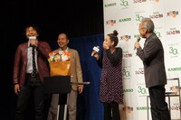 「喉にいい“”飴ちゃん”を舐めて育った」という谷村新司（右端）に対して「『ちんすこう』しか食べなかったから、声がカサカサになったのかな？」と話す真栄田（左端）。