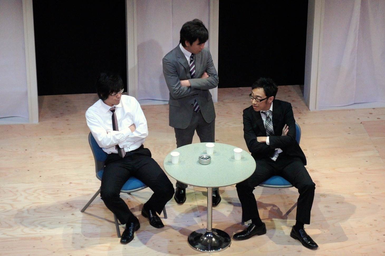 興奮の初日を迎えた「第13回東京03単独公演『図星中の図星』の一場面。