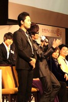 LaLa TVにて放送予定の新番組のタイトル「君たちナイスカポー～SEX鑑定団～」を、この記者発表会で再三にわたってチャラいフリ付きで叫んだ藤森（手前右）。