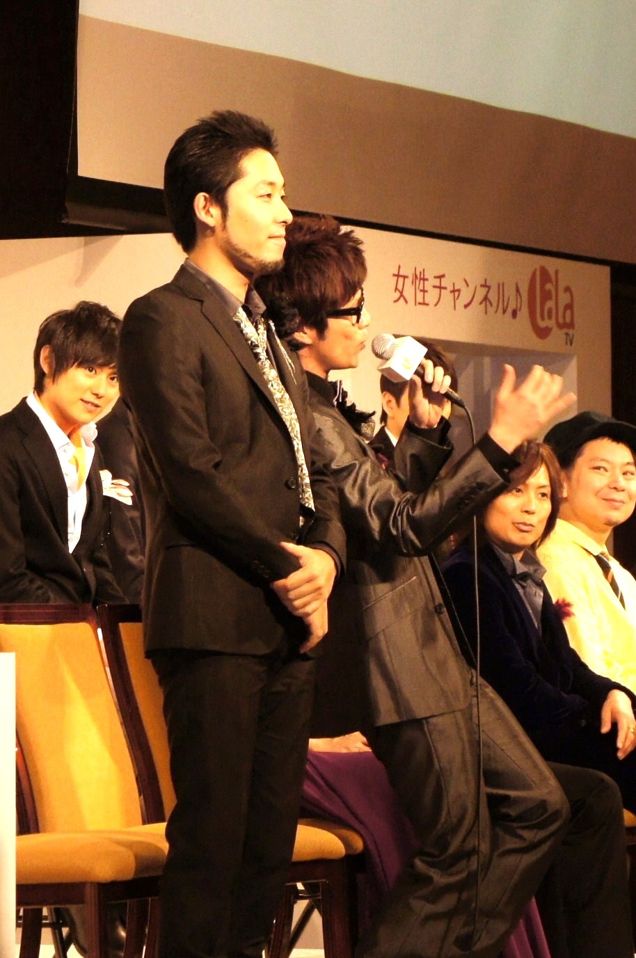 LaLa TVにて放送予定の新番組のタイトル「君たちナイスカポー～SEX鑑定団～」を、この記者発表会で再三にわたってチャラいフリ付きで叫んだ藤森（手前右）。