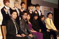 「新生LaLa TV 記者発表会」に登場したオリエンタルラジオ（前列左端）ほか番組出演者たち。