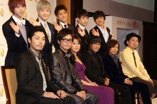 「新生LaLa TV 記者発表会」に登場したオリエンタルラジオ（前列左端）ほか番組出演者たち。