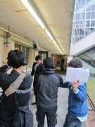 女生徒に話しかけられ笑顔になる教育実習生の藤原。