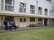 女生徒とベンチに座っている藤原。それを遠くから見つめる井上先生。