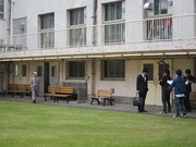 なぜか包帯を巻いている井上先生。藤原はその姿に「なんでそんなことになってんねん」と爆笑。