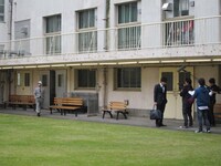 なぜか包帯を巻いている井上先生。藤原はその姿に「なんでそんなことになってんねん」と爆笑。