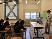 藤原の登場で生徒からの人気が減るのではと心配の井上先生。