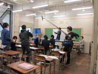 村上のミスに藤原も冗談でお手上げポーズ。