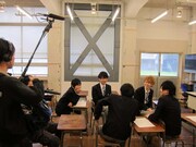 男子生徒同士で談笑。藤原先生の噂をヒソヒソと。