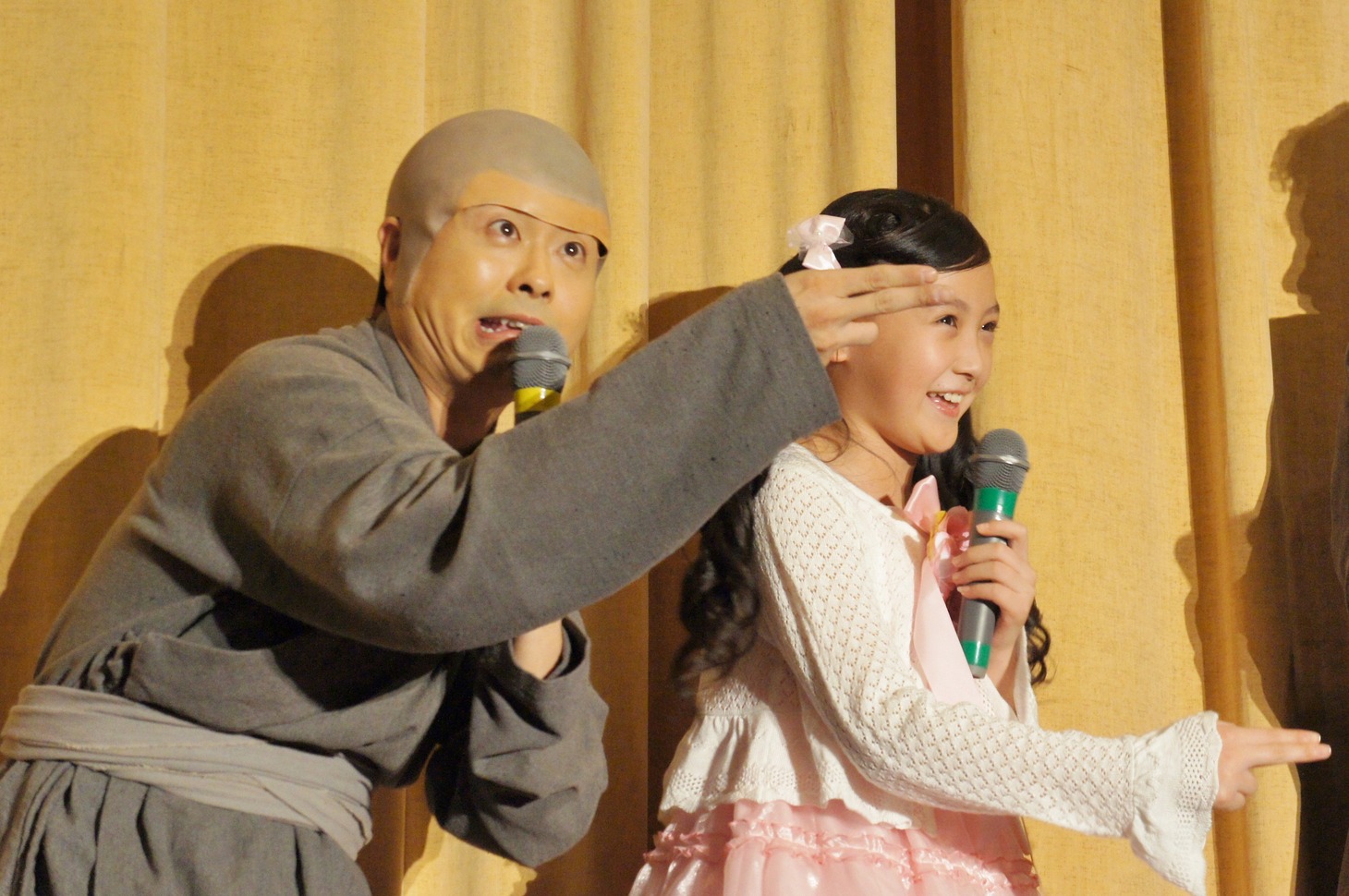 おなじみのギャグ「お前に食わせるタンメンはねぇ！」を中国語バージョンで披露し、嶋田瑠那（右）とのコラボを実現させた次長課長・河本（左）。