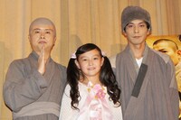映画「新少林寺/SHAOLIN」の“宣伝応援隊長”として初日舞台挨拶に登壇した次長課長。中央は主人公の娘役として本作に出演している子役の嶋田瑠那。