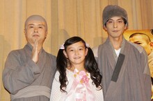 映画「新少林寺/SHAOLIN」の“宣伝応援隊長”として初日舞台挨拶に登壇した次長課長。中央は主人公の娘役として本作に出演している子役の嶋田瑠那。