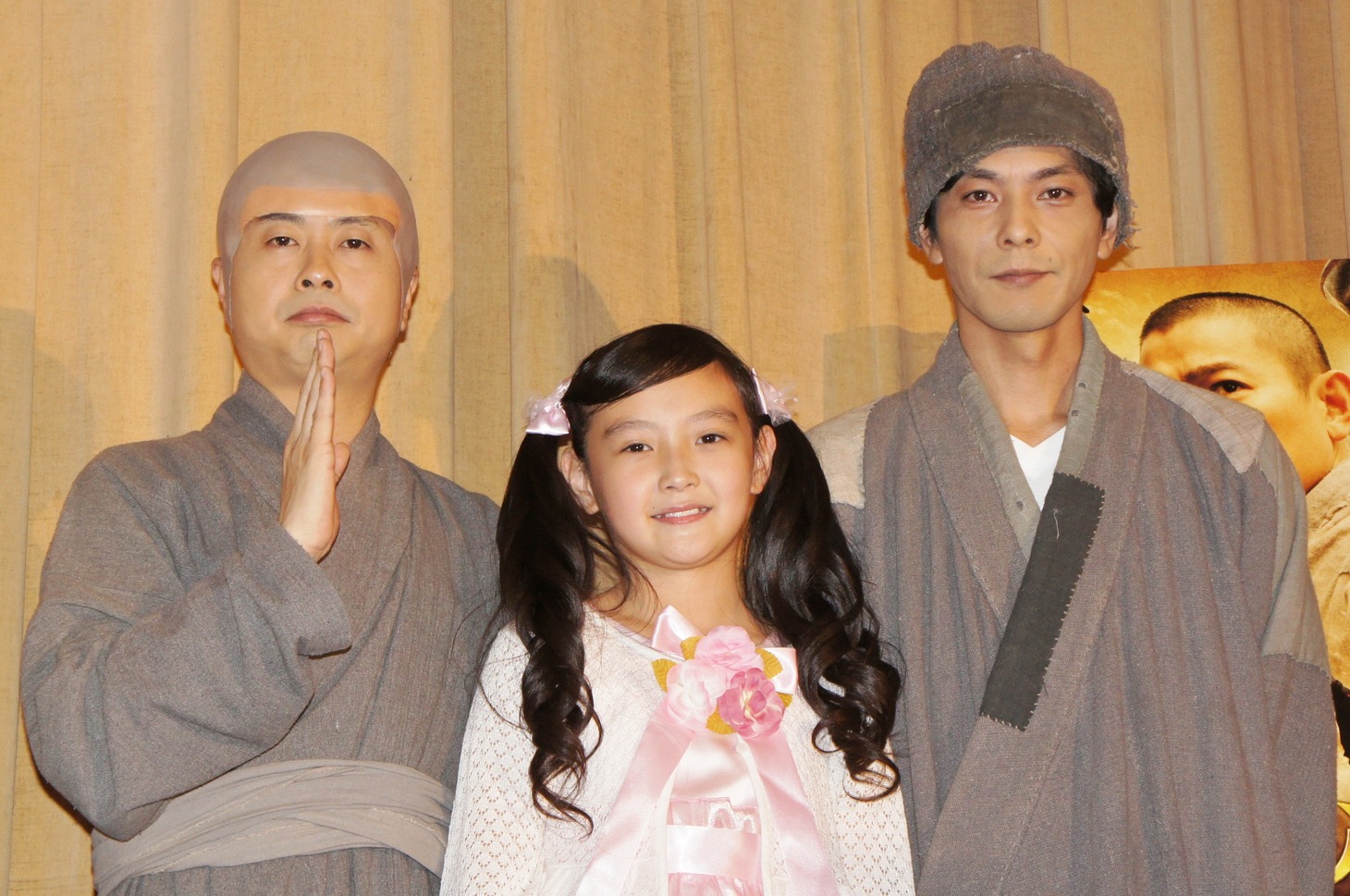 映画「新少林寺/SHAOLIN」の“宣伝応援隊長”として初日舞台挨拶に登壇した次長課長。中央は主人公の娘役として本作に出演している子役の嶋田瑠那。