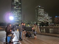 プロポーズシーンは雨の横浜で撮影。