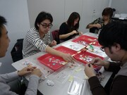 見栄晴の「ベルマークを被災地に贈ろう!」キャンペーンで行われた「あいおいニッセイ同和損保 共同仕分け作業会」の様子。(c)浅井企画