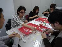 見栄晴の「ベルマークを被災地に贈ろう!」キャンペーンで行われた「あいおいニッセイ同和損保 共同仕分け作業会」の様子。(c)浅井企画