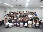 見栄晴の「ベルマークを被災地に贈ろう!」キャンペーンで行われた「あいおいニッセイ同和損保 共同仕分け作業会」の様子。(c)浅井企画